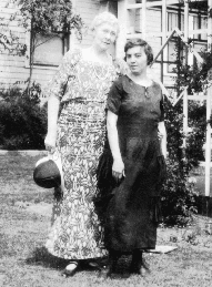 Lee (right) with friend in Oklahoma City in 1924.